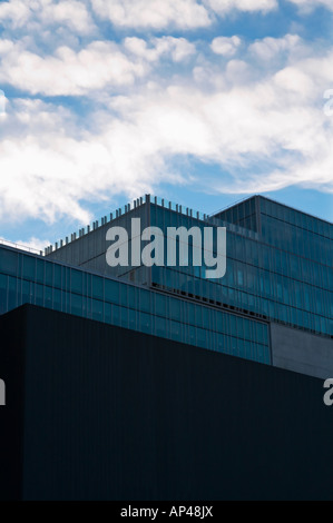 Bâtiment de l'entreprise sur un fond de ciel bleu nuageux Banque D'Images