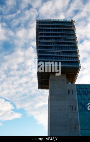 Bâtiment de l'entreprise sur un fond de ciel bleu nuageux Banque D'Images