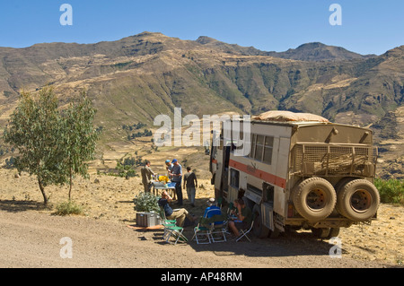 Un camion de terre et les passagers s'arrêter pour déjeuner en route à travers le nord de l'Ethiopie. Banque D'Images