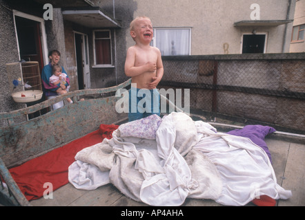 Ligne de crédit est obligatoire John Angerson Holmewood housing estate Bradford UK Banque D'Images