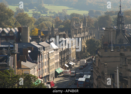OXFORD, UK. Une vue d'automne le long de la rue principale de la flèche de l'église de l'Université de Saint Mary. Banque D'Images