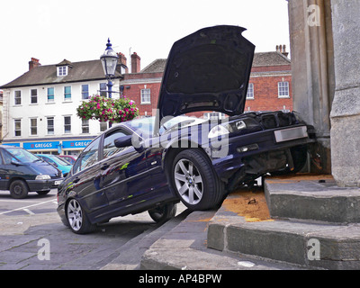 Une berline BMW bleu après un crash à Devizes Wiltshire place du marché britannique de l'UE l'Angleterre Banque D'Images