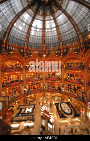PARIS, FRANCE. Un Tilt-shift vue de l'intérieur de la coupole des Galeries Lafayette sur le Boulevard Haussmann. L'année 2007. Banque D'Images