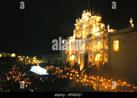 Guatemala, Sacatepequez province, Antigua, Semaine Sainte, le Vendredi saint. Escuela de Cristo procession et cathédrale. Banque D'Images