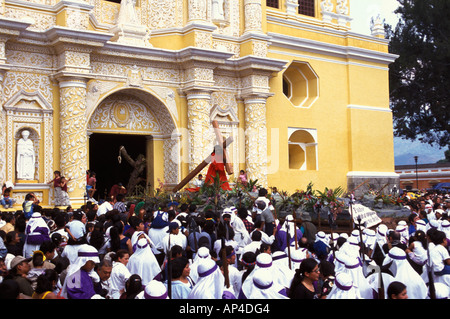 Guatemala, Sacatepequez province, Antigua, Semaine Sainte, le Vendredi saint, l'Iglesia de La Merced procession arrive à l'église. Banque D'Images