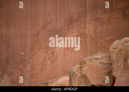 Pétroglyphes gravés par Indiens Fremont falaise de grès dans Capitol Reef National Park Utah USA Banque D'Images