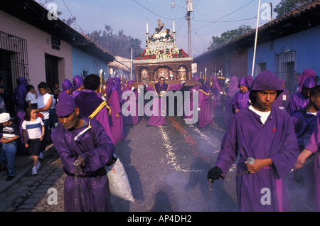 Guatemala, Sacatepequez province, Antigua, la Semaine Sainte, Jeudi Saint. San Cristobal El Bajo procession. Banque D'Images