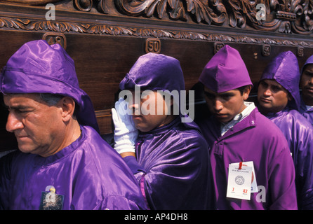 Guatemala, Sacatepequez province, Antigua, la Semaine Sainte, Jeudi Saint. San Francisco El Grande procession. Banque D'Images