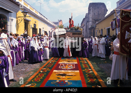 Guatemala, Sacatepequez province, Antigua, Semaine Sainte, le Vendredi saint. Iglesia de La Merced Procession. Banque D'Images