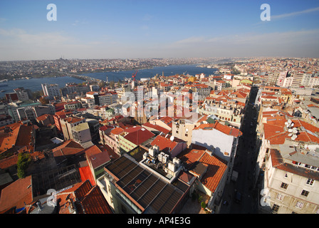 ISTANBUL. Une vue sur le quartier de Beyoglu Pera à partir du haut de la tour de Galata, à l'ouest de la Corne d'or. L'année 2007. Banque D'Images