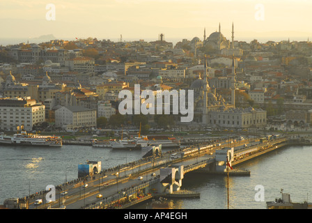 ISTANBUL, TURQUIE. Une soirée vue depuis la tour de Galata à travers le pont de Galata et la corne d'or pour le district d'Eminonu. L'année 2007. Banque D'Images