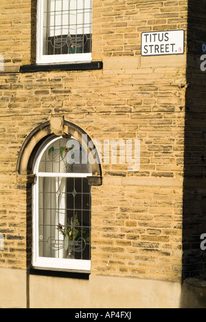 Dh SALTAIRE WEST YORKSHIRE Titus street sign in Titus Salt village victorien maison extérieur Banque D'Images