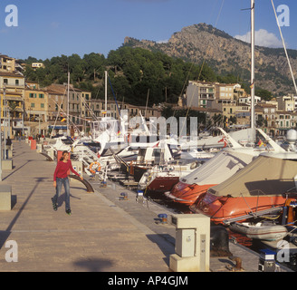 Jeune femme en ligne patineur dans le port de Puerto Soller côte nord-ouest de Majorque Majorque Espagne. Banque D'Images