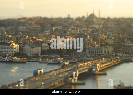 ISTANBUL, TURQUIE. Un Tilt-shift vue sur le pont de Galata, la Corne d'Eminonu et district. L'année 2007. Banque D'Images