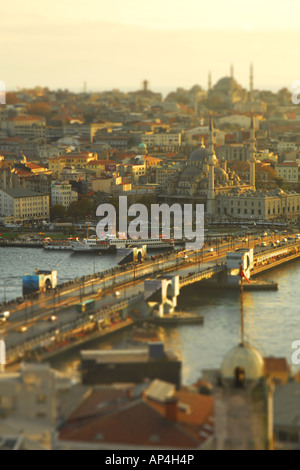 ISTANBUL, TURQUIE. Un Tilt-shift vue sur le pont de Galata, corne d'Eminonu et de district de Beyoglu. L'année 2007. Banque D'Images