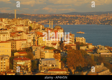 ISTANBUL. Une soirée vue depuis la tour de Galata Beyoglu sur le Bosphore et à Tophane et au-delà de la rive asiatique. L'année 2007. Banque D'Images