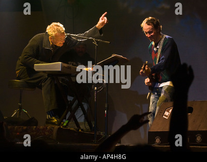 ROBBIE KRIEGER et Ray Manzarek effectuer avec des cavaliers de l'ORAGE LES PORTES dernière incarnation MONTEREY POP FESTIVAL 2007 CALIFOR Banque D'Images