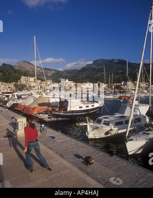 Jeune femme en ligne patineur dans le port de Puerto Soller côte nord-ouest de Majorque Majorque Espagne. Banque D'Images