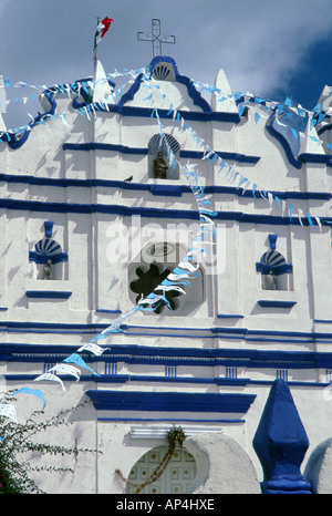 Mexique, Oaxaca, Matatlan. Les drapeaux à l'église de Santiago Matatlan. Banque D'Images