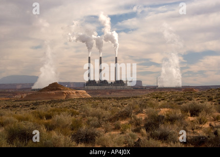 Centrale électrique Navajo Navajo au charbon centrale électrique appartenant à l'environnement désertique intacte sinon provoque une pollution largement Banque D'Images