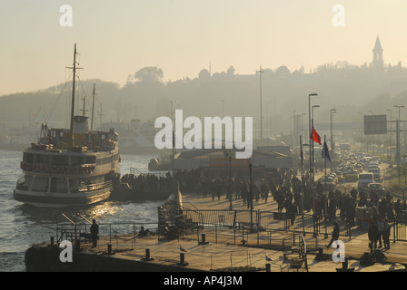 ISTANBUL. Le terminal du ferry de sur la Corne d'Eminonu, avec parc de Gülhane et le palais de Topkapi derrière. Banque D'Images