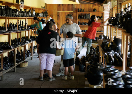 Pour les acheteurs de la poterie noire typique de la région de Oaxaca, dans un magasin à San Bartolo Coyotepec Banque D'Images