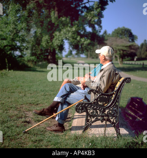 Deux hommes âgés assis sur un banc de parc à Vieux Fort Érié, Ontario Canada Banque D'Images