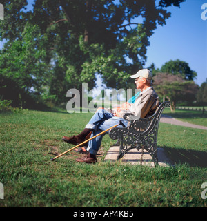 Les hommes âgés assis sur un banc de parc à Vieux Fort Érié, Ontario Canada Banque D'Images