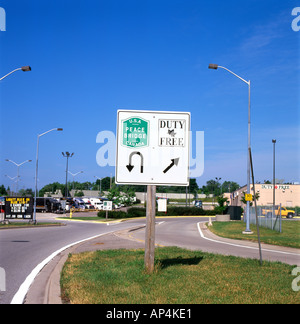 D'un signe indiquant la direction vers le pont de la paix et Duty Free Center à Fort Erie, Ontario Canada Banque D'Images