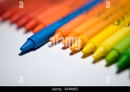 Crayon bleu l'individualité se démarque dans une rangée de crayons de couleur Banque D'Images