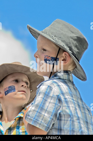 Deux gosses australiens, avec une main tatouée sur leur drapeau australien joue, célébrant la journée de l'Australie, Canberra, Australie Banque D'Images