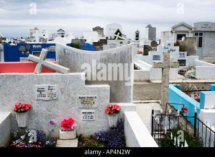 Une vue sur le cimetière de Punta Arenas, Chili vers le détroit de Magellan. Banque D'Images