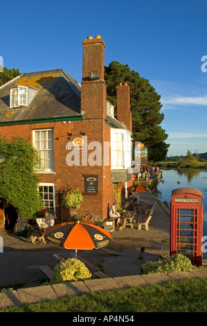 Pub, doubles écluses du canal d'Exeter, Devon, UK. Banque D'Images