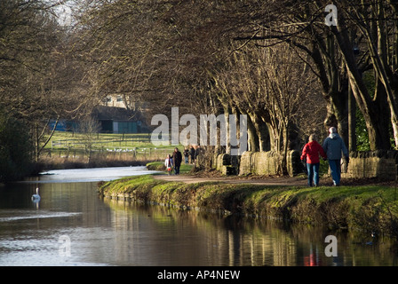 dh River aire SALTAIRE WEST YORKSHIRE personnes marchant le long de Leeds et Liverpool canal sentier de remorquage royaume-uni marcheurs chemin de remorquage angleterre hiver marche couple Banque D'Images