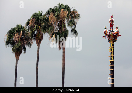 Los Voladores de Papantla, un groupe exécutant des cérémonies traditionnelles indiennes du Mexique, lors d'un spectacle à Tule, Mexique Banque D'Images