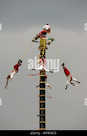 Los Voladores de Papantla, un groupe exécutant des cérémonies traditionnelles indiennes du Mexique, lors d'un spectacle à Tule, Mexique Banque D'Images