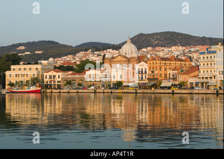 La Grèce, le nord-est de l'îles de la mer Égée, Lesbos Mytilène , ville. Vue front de mer du sud du port et l'église Agios Therapon / Dawn Banque D'Images