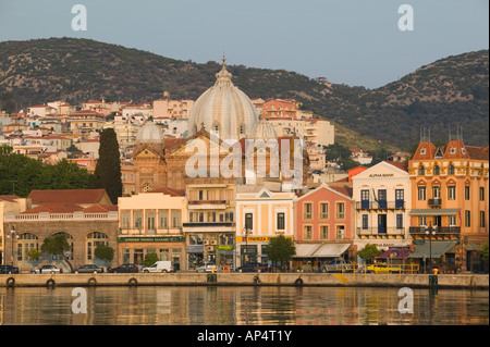 La Grèce, le nord-est de l'îles de la mer Égée, Lesbos Mytilène , ville. Vue front de mer du sud du port et l'église Agios Therapon / Dawn Banque D'Images