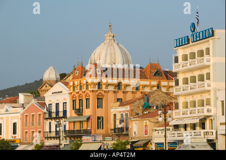 La Grèce, le nord-est de l'îles de la mer Égée, Lesbos Mytilène , ville. Vue front de mer du sud du port et l'église Agios Therapon / Dawn Banque D'Images