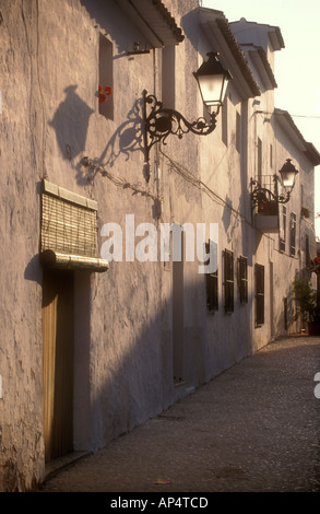 Rue étroite dans le village perché d'Altea sur la Costa Blanca, Espagne Banque D'Images