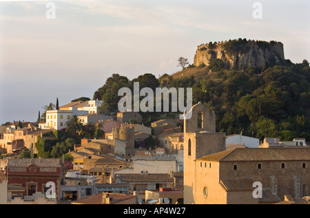 Le château de Begur en Espagne avec vue sur la ville historique Banque D'Images