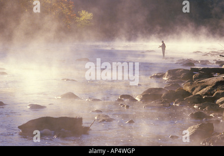 La pêche du matin dans le brouillard sur la rivière Housatonic, nord-ouest de TC Banque D'Images
