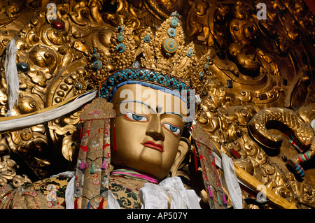 Beau joyau incrustés, statue de Bouddha Maitreya l'avenir dans la grande salle de Drepung à Lhassa au Tibet Banque D'Images