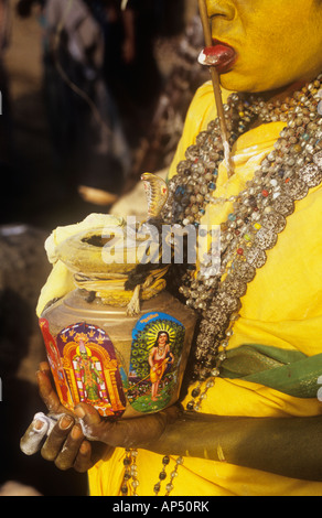 La femme comme Kanya Devi, un avatar de la Déesse Parvati au temple de Shiva dans Kanyakumari, Tamil Nadu, Inde. Banque D'Images