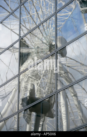 Réflexions de Grande Roue dans Selfridges Windows, Exchange Square, Manchester UK Banque D'Images