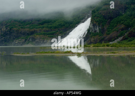 Nugget Falls s'écoule dans le lac près de Mendenhall Glacier Mendenhall, Juneau, Alaska USA Banque D'Images