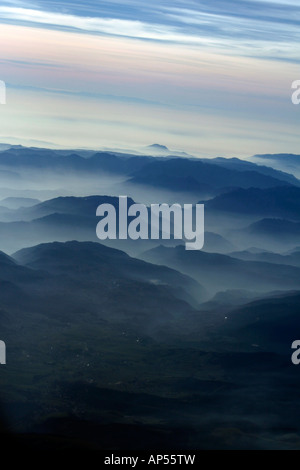 Superbe de voir le ciel, les montagnes et les nuages vus d'un avion en vol Banque D'Images