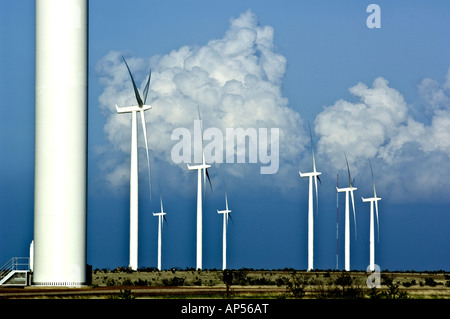 Éoliennes sur le Texas d'éoliennes avec des nuages dans le ciel bleu. Banque D'Images