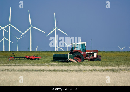 Éoliennes sur le Texas d'éoliennes avec le tracteur. Banque D'Images