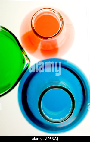 Flacons de laboratoire et bécher avec des liquides colorés. Banque D'Images